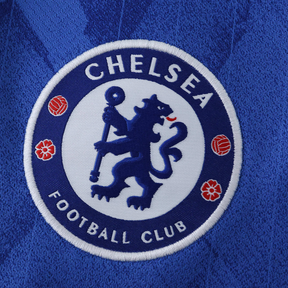 Camisola Chelsea Home 2025/26 com o emblema do Chelsea Football Club em fundo azul.