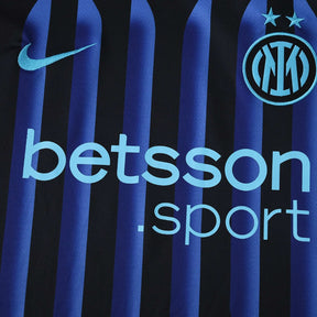 Camisola Inter de Milão Home 2025/26 com detalhes em azul e preto, patrocinada pela betsson e Nike.