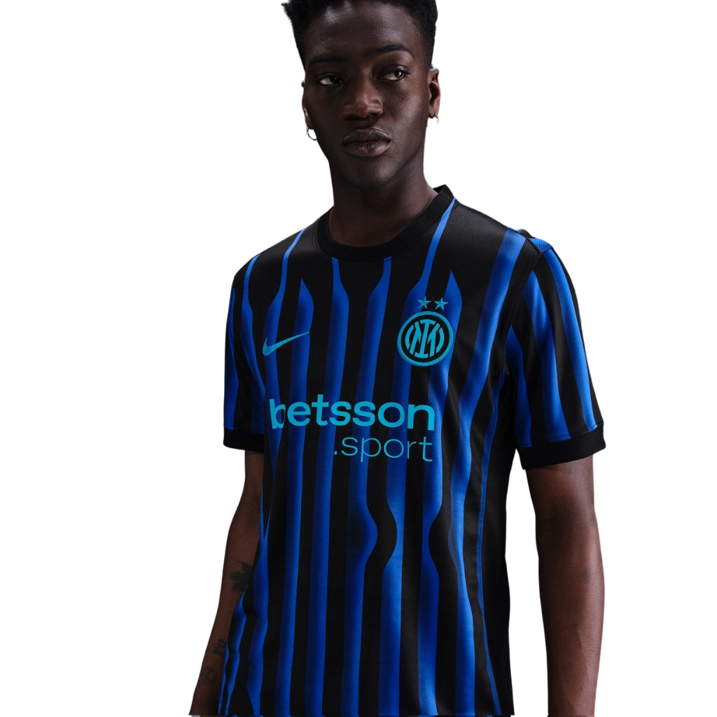 Camisola Inter de Milão Home 2025/26, modelo com listras azuis e pretas, usada por amante de futebol.