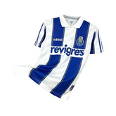 Camisola Retro FC Porto Principal 95/97 com listras azuis e brancas, logo da Adidas e detalhes distintivos.
