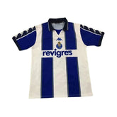 Camisola Retro FC Porto Principal 99/00 com detalhes em azul e branco, mostrando o logo da Kappa e o nome revigres.
