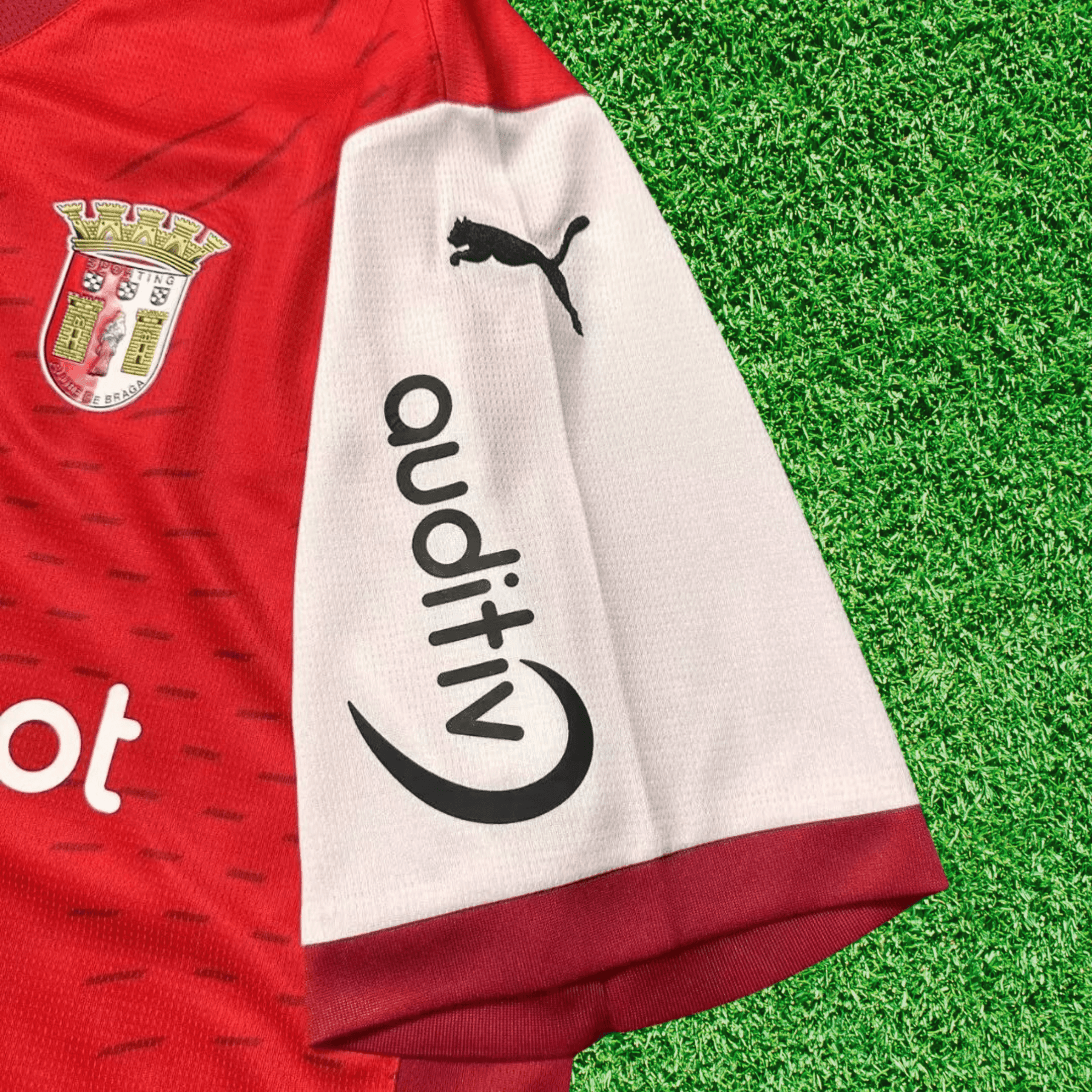 Camisola SC Braga home 24/25 vermelha com detalhes da marca Puma e logotipo auditive.