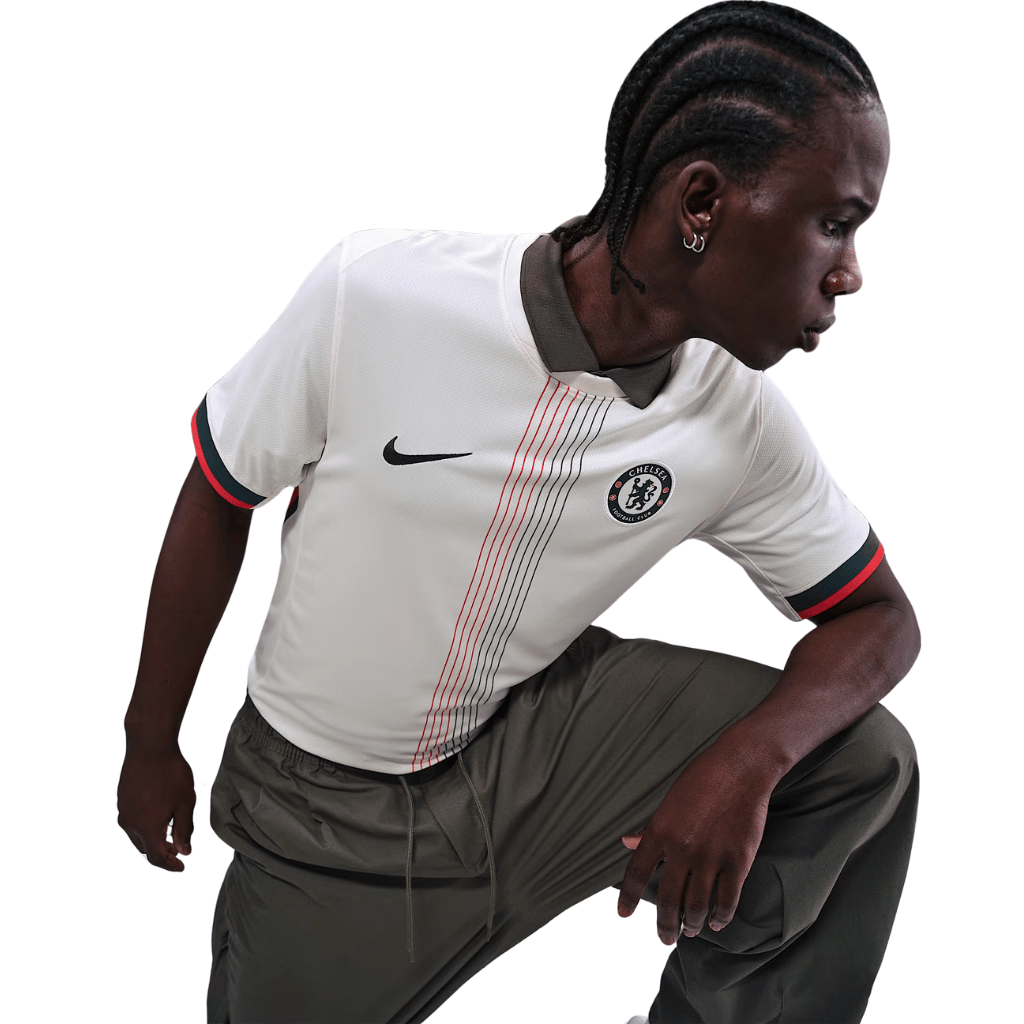 Camisola Chelsea Away 2025/26 Off White em modelo jovem posando para foto.