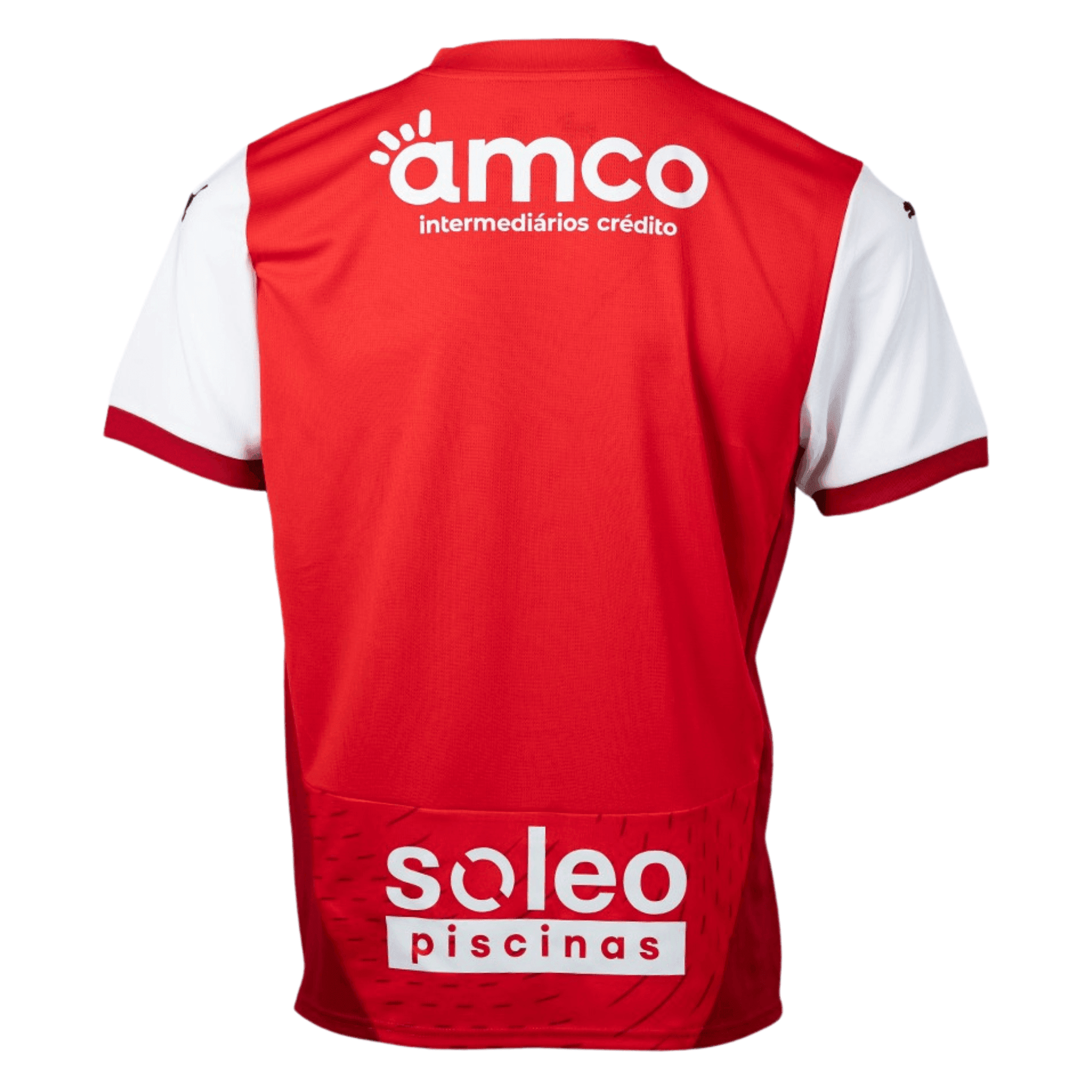 Camisola SC Braga home 24/25 vermelha, visão traseira, patrocinadores amco e soleo piscinas.