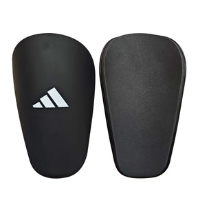Caneleiras Small Adidas, proteção anatômica em preto com logo Adidas, para segurança e conforto em campo.