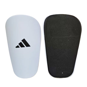 Caneleiras Small Adidas, proteção para jogadores, design anatômico, leveza e conforto.