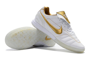 Chuteira Futsal Tiempo Legend Elite IC "Ronaldinho" Branca com detalhes em dourado e sola para court.