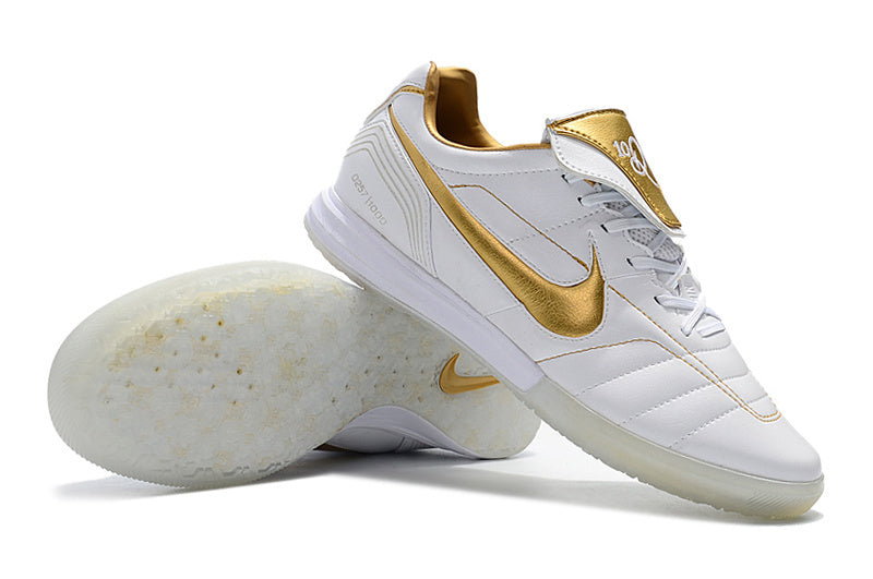 Chuteira Futsal Tiempo Legend Elite IC "Ronaldinho" Branca com detalhes em dourado e sola para court.
