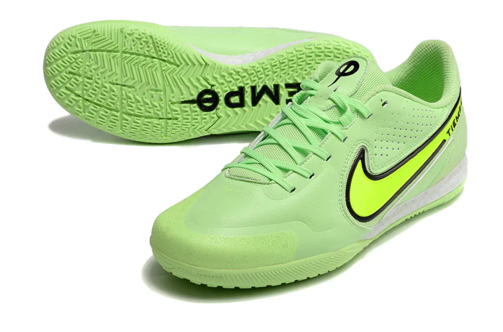 Chuteira Futsal Nike Tiempo Legend 9 Elite IC Verde em destaque, ideal para desempenho em quadra.