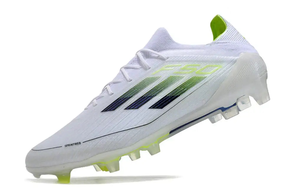 Chuteira Adidas F50 FG Branca e Verde com design moderno e tecnologia de ponta para desempenho em campo.