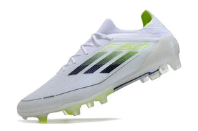 Chuteira Adidas F50 FG Branca e Verde com design moderno e tecnologia de ponta para desempenho em campo.