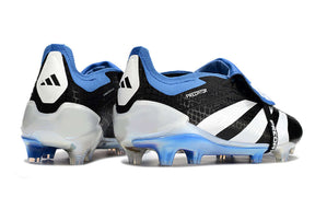 Chuteira Adidas Predator Elite Tongue FG - Preta, Branca e Azul vista traseira com detalhes em azul.