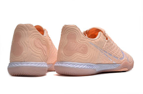 Chuteira Futsal Nike React Gato IC - Salmão, vista traseira em tom salmão com detalhes em relevo.