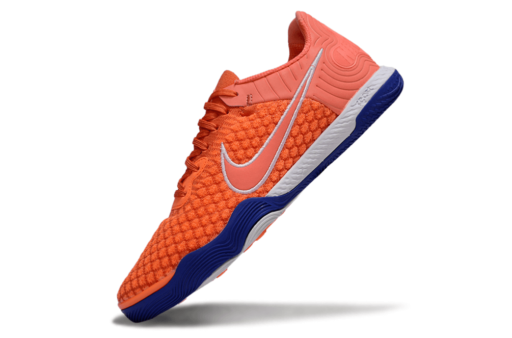 Chuteira Futsal Nike React Gato IC - Laranja, Branca e Azul em cor laranja, vista lateral com detalhes em azul.