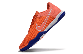 Chuteira Futsal Nike React Gato IC - Laranja, Branca e Azul em cor laranja, vista lateral com detalhes em azul.