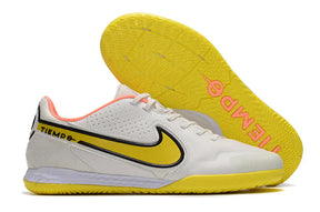 Chuteira Futsal Nike Tiempo Legend 9 Elite IC Branco com solado amarelo e detalhes em rosa.