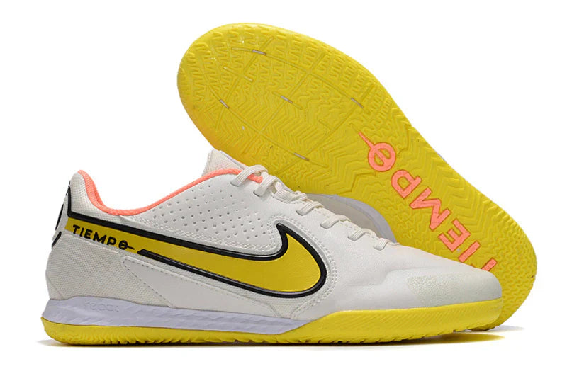 Chuteira Futsal Nike Tiempo Legend 9 Elite IC Branco com solado amarelo e detalhes em rosa.