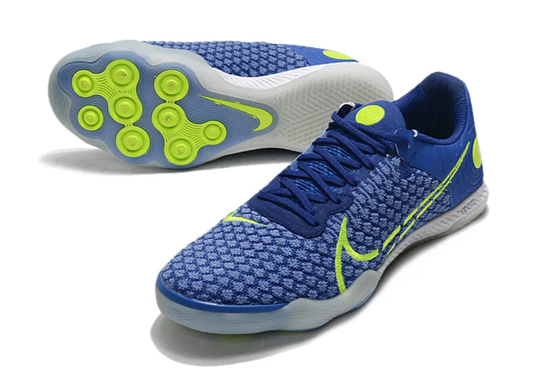 Chuteira Futsal Nike React Gato IC em azul e amarela com sola IC em destaque.