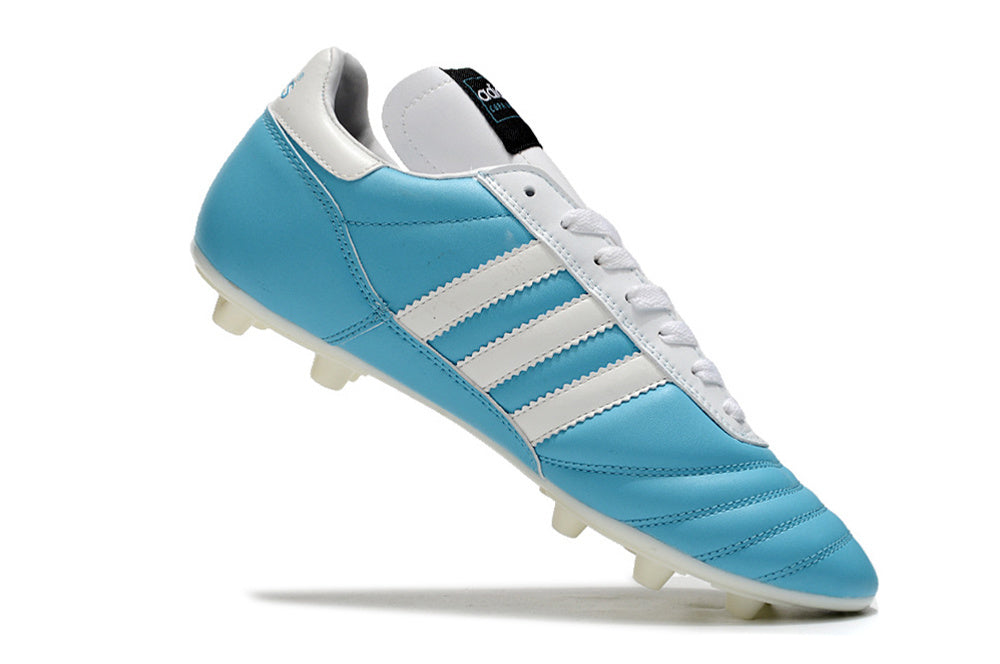 Chuteira Adidas Copa Mundial FG Azul e Branca com design clássico e elegante, ideal para gramados naturais.