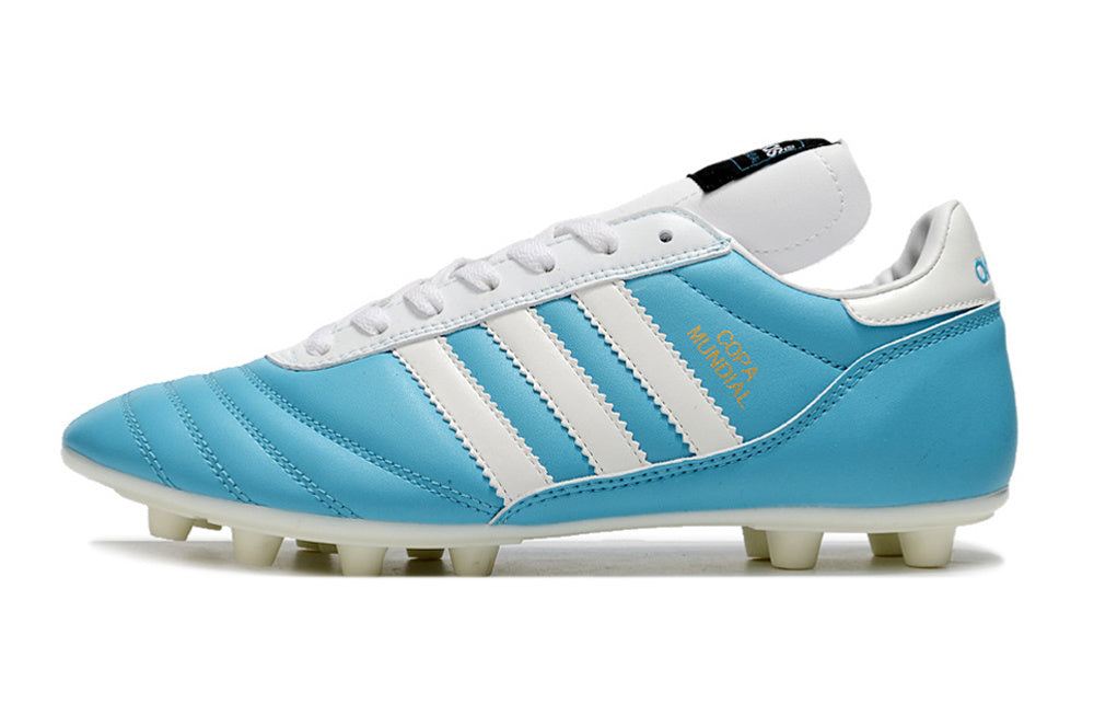 Chuteira Adidas Copa Mundial FG Azul e Branca com design elegante e sofisticado para futebol.
