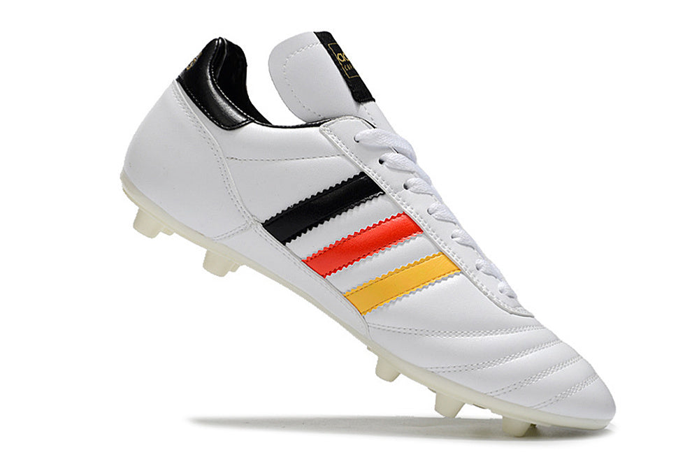 Chuteira Adidas Copa Mundial FG Branca, Amarela e Preta com design tricolor e comprovada tecnologia de desempenho.