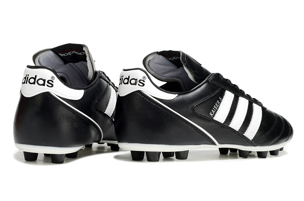 Chuteira Adidas Copa Mundial FG Preta e Branca com design clássico, perfeita para gramados naturais.