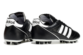 Chuteira Adidas Copa Mundial FG Preta e Branca com design clássico, perfeita para gramados naturais.