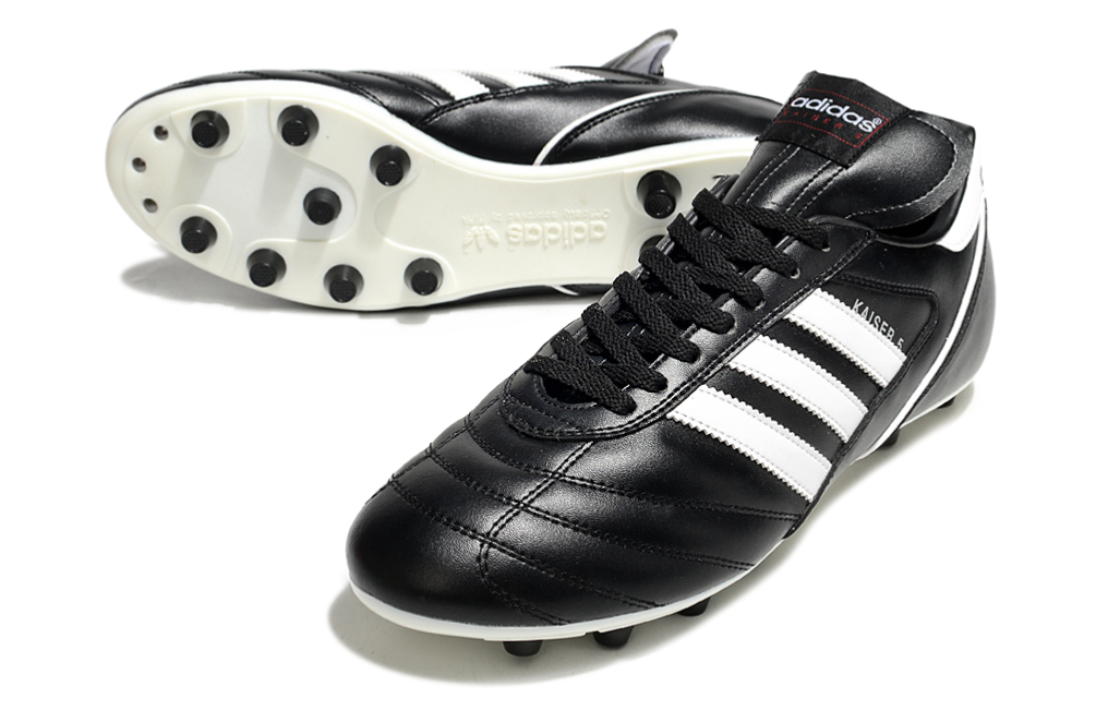 Chuteira Adidas Copa Mundial FG Preta e Branca com design clássico em preto e branco.