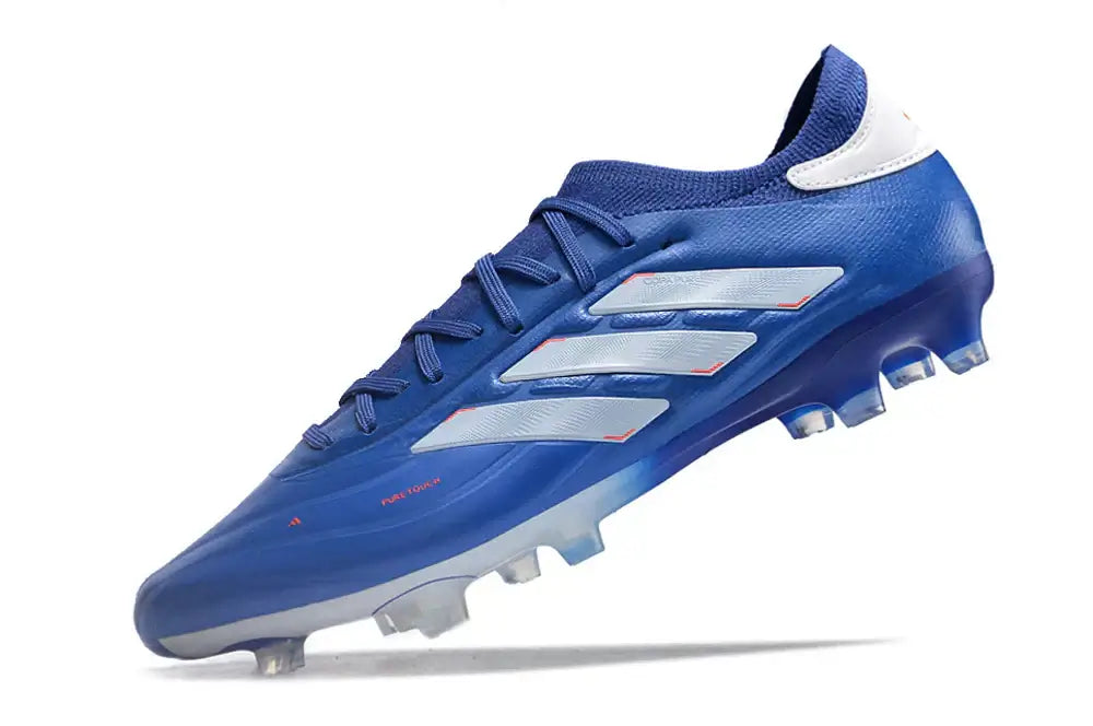 Chuteira Adidas Copa Pure+ FG Azul com design moderno e vibrante para desempenho em campo.