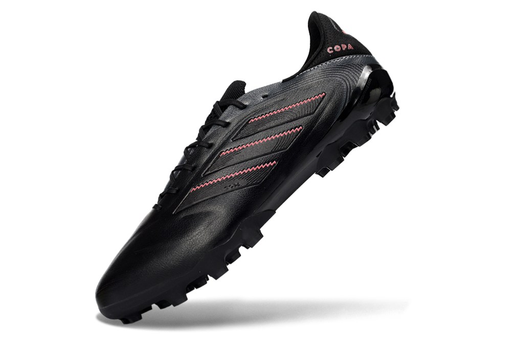 Chuteira Adidas Copa Pure III Elite AG - Preta destacada em fundo branco, ideal para relvados sintéticos.