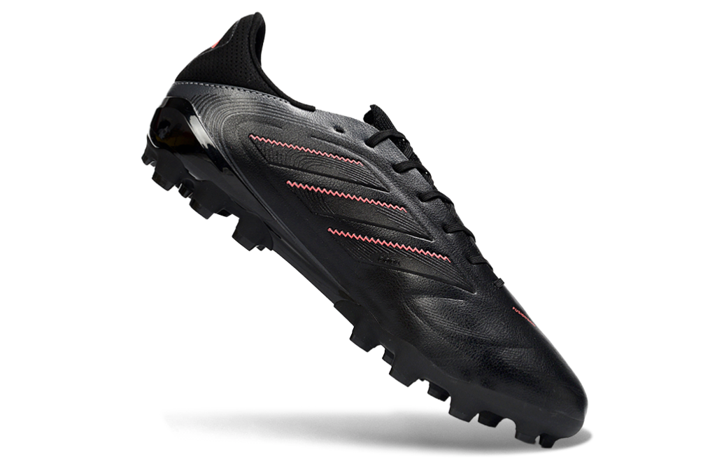 Chuteira Adidas Copa Pure III Elite AG - Preta para desempenho em campos sintéticos com design vibrante.