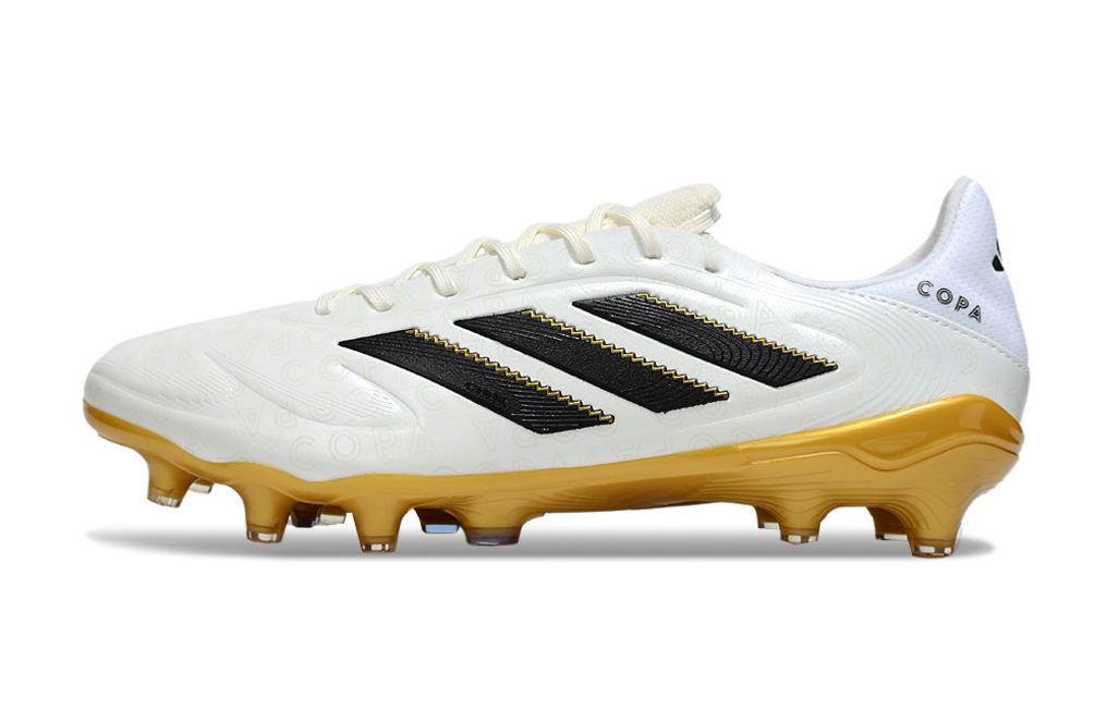 Chuteira Adidas Copa Pure III Elite FG - Branca e Dourada vista lateral com detalhes em preto e dourado.