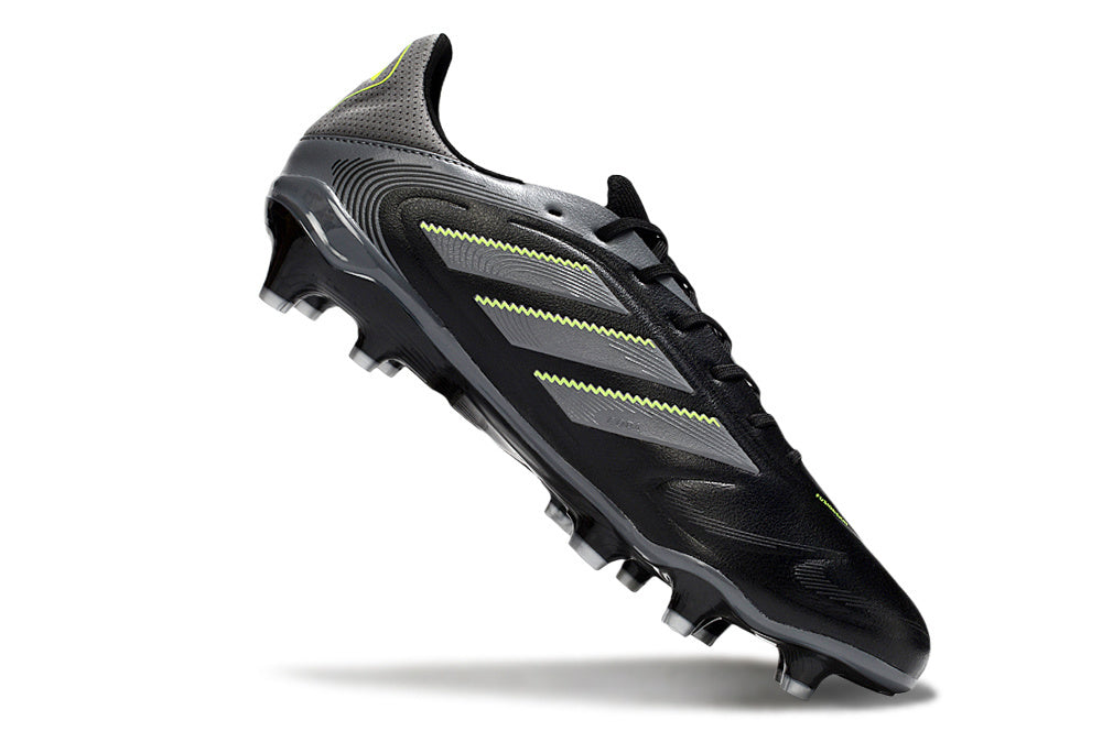 Chuteira Adidas Copa Pure III Elite FG - Preta e Cinza com design elegante e sola FG para excelente tração.