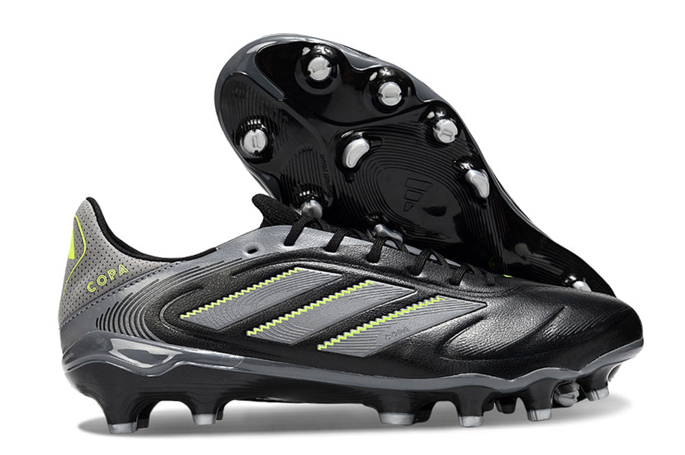Chuteira Adidas Copa Pure III Elite FG - Preta e Cinza com sola FG e sistema de pernos para tração e controlo.