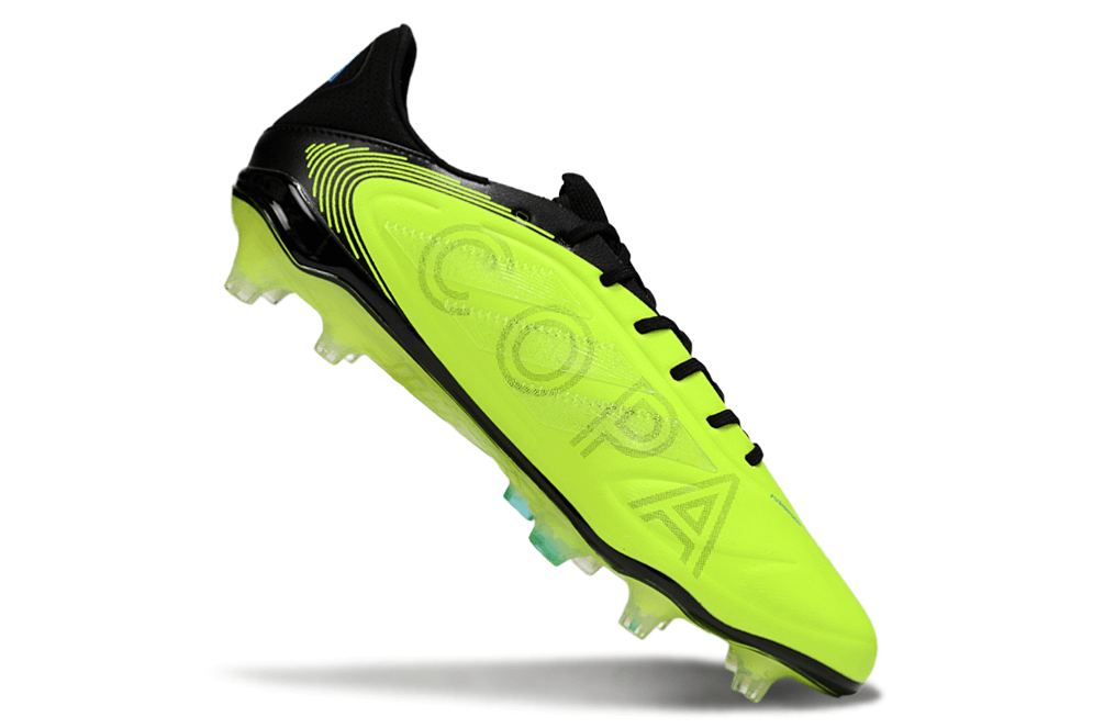 Chuteira Adidas Copa Pure III Elite FG - Verde e Preta em perspectiva lateral, destacando design moderno e tecnologia avançada.