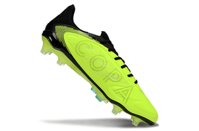 Chuteira Adidas Copa Pure III Elite FG - Verde e Preta em perspectiva lateral, destacando design moderno e tecnologia avançada.