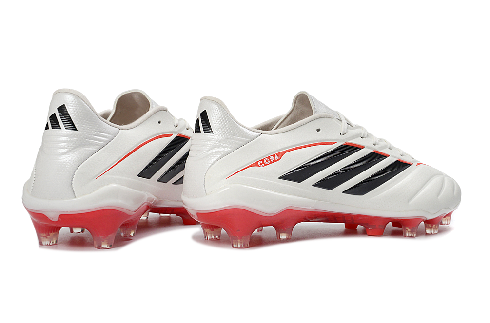 Chuteira Adidas Copa Pure IV Elite FG - Born For Goals Pack, visualização lateral em cor branca e detalhes em preto e vermelho.