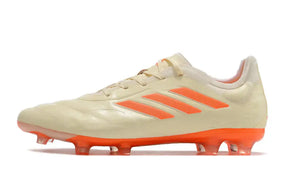 Chuteira Adidas Copa Pure+ FG Laranja lateral com design vibrante e sola FG otimizada para desempenho em campo.