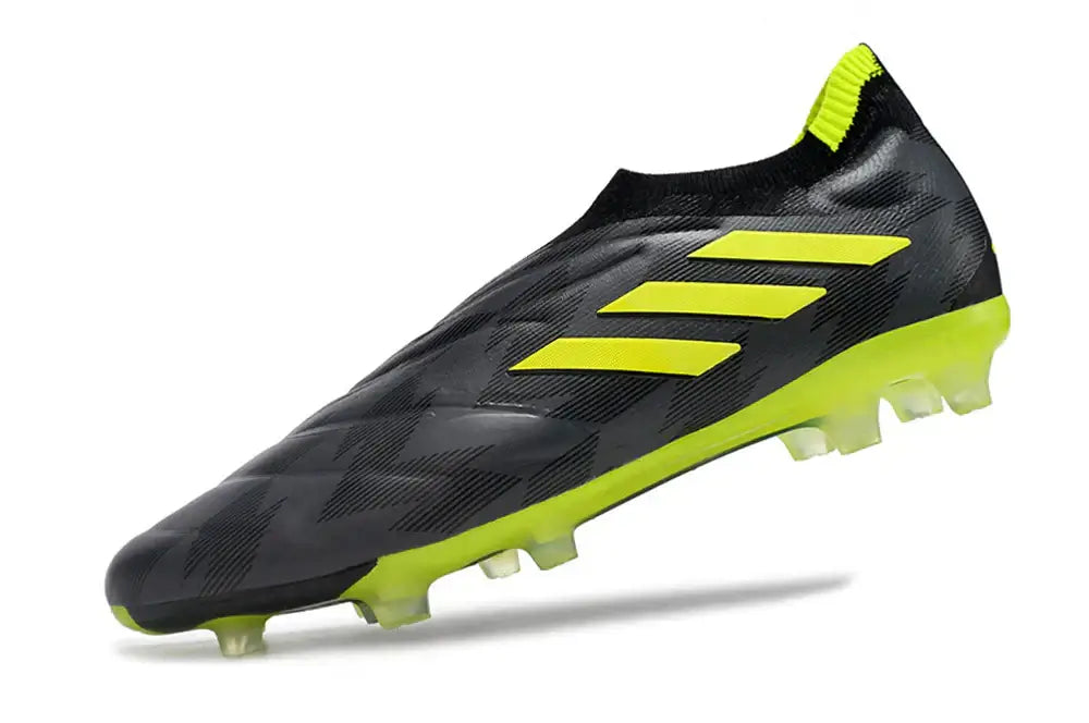Chuteira Adidas Copa Pure+ FG Preta e Verde com design moderno e tecnologia de ponta para desempenho no campo.
