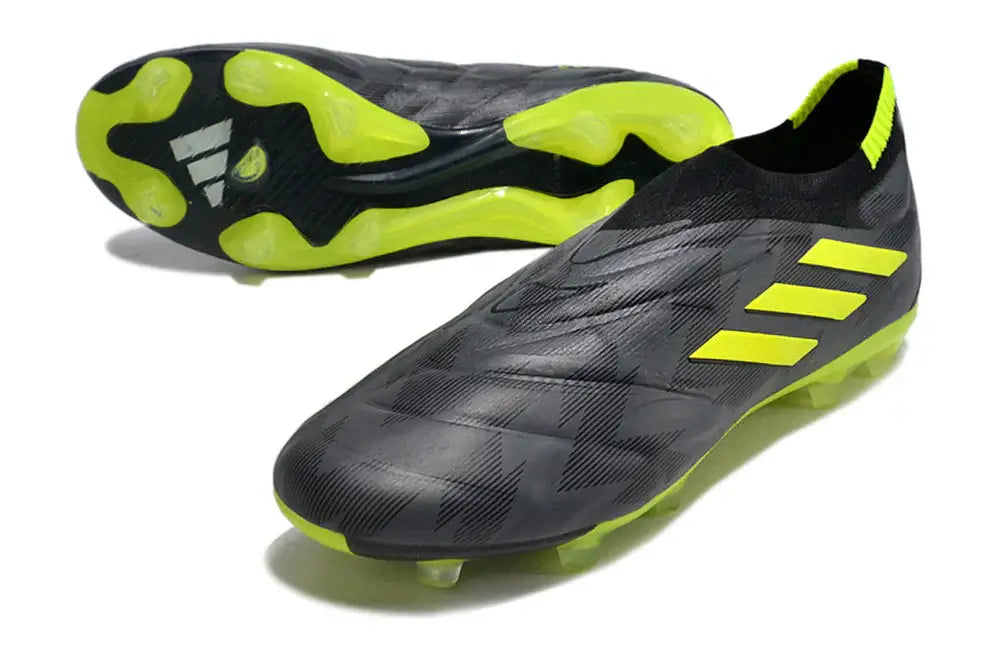 Chuteira Adidas Copa Pure+ FG Preta e Verde em destaque, com design anatômico e sistema de tração FG.