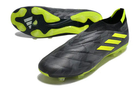 Chuteira Adidas Copa Pure+ FG Preta e Verde em destaque, com design anatômico e sistema de tração FG.
