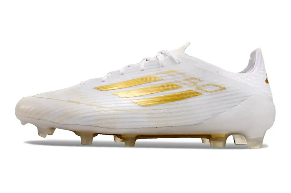 Chuteira Adidas F50.1 FG Branca e Dourada com design moderno e aderência em campos naturais.