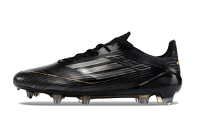 Chuteira Adidas F50.1 FG Preta em ângulo lateral, perfeita para desempenho em campos naturais.
