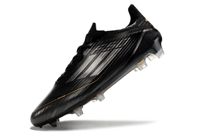 Chuteira Adidas F50.1 FG Preta lateral com detalhe em preto e dourado.