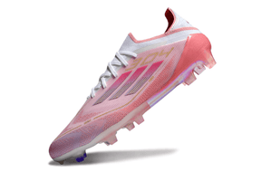 Chuteira Adidas F50.1 YAMAL FG Rosa em perspectiva, destacando seu design elegante e cores vibrantes.