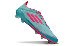 Chuteira Adidas f50 Elite FG - Azul e Rosa em destaque, perfeita para desempenho no futebol.