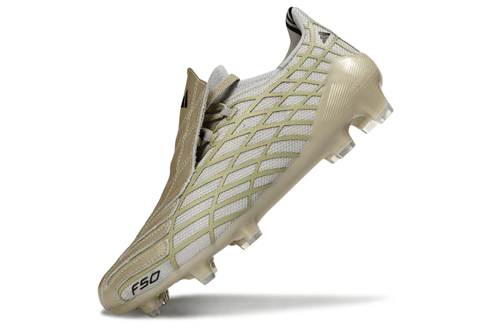 Chuteira Adidas F50 Elite FG Spider Dourada em ângulo lateral, destacando seu design exclusivo e tecnologia avançada.