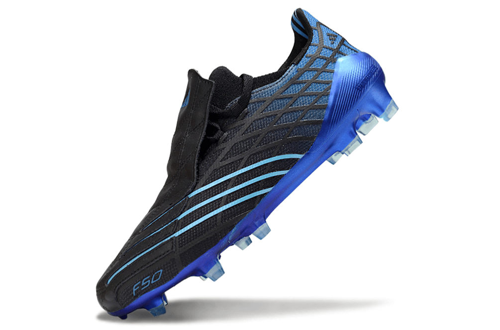 Chuteira Adidas F50 Elite FG Spider Preta e Azul para futebol em campo, design aerodinâmico e desempenho superior.