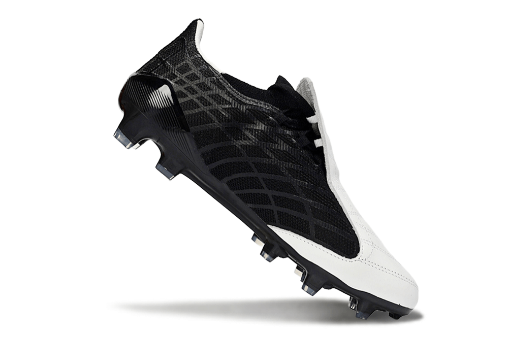 Chuteira Adidas F50 Elite FG Spider Preta e Branca em ângulo, destacando o design e tecnologia.