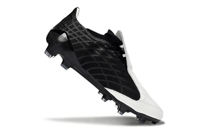 Chuteira Adidas F50 Elite FG Spider Preta e Branca em ângulo, destacando o design e tecnologia.